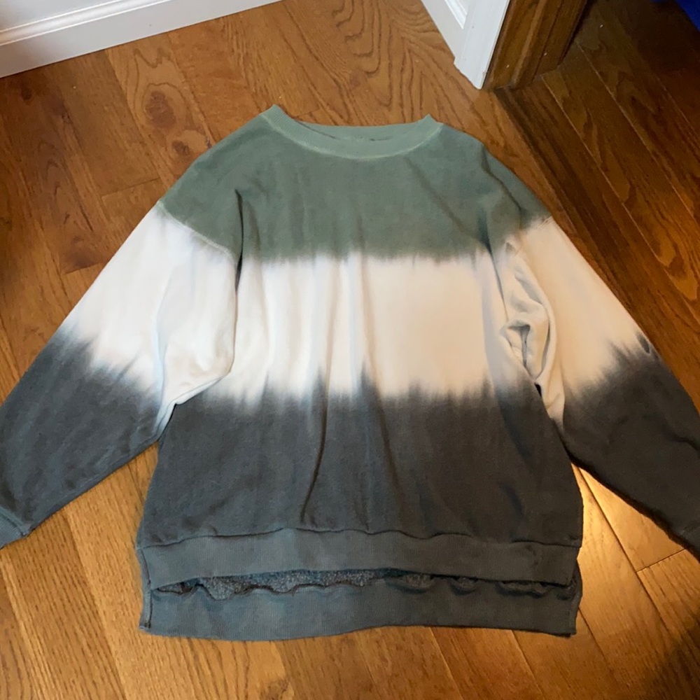 Never worn American eagle crew neck oversized sweatshirt. Size xs